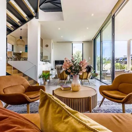 Luxury With 3 Bedrooms In *