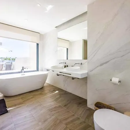 Luxury With 3 Bedrooms In Marbella