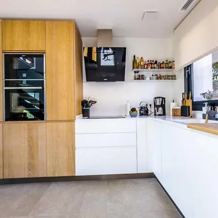 Luxury With 3 Bedrooms In Marbella